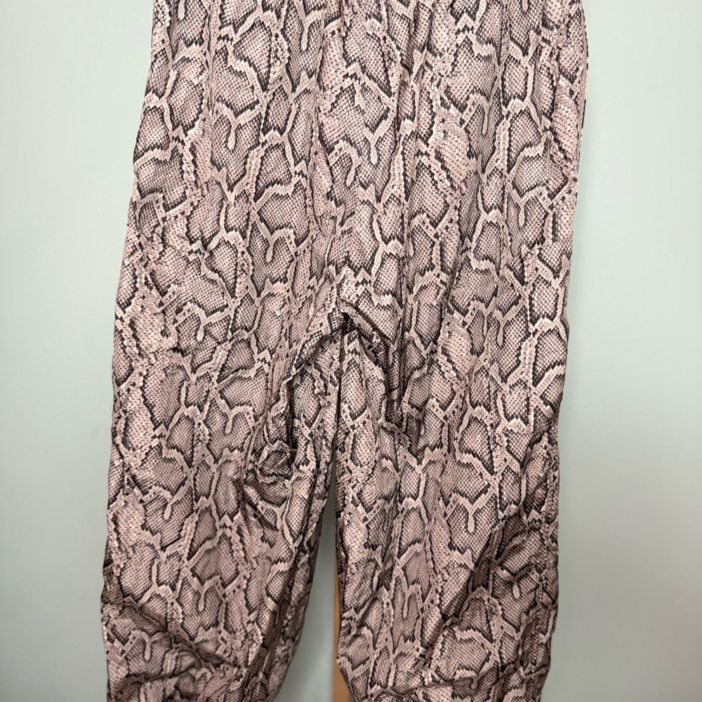 NWT Varley Black and Gray Track Pants with Bold Design - Picture 2 of 4